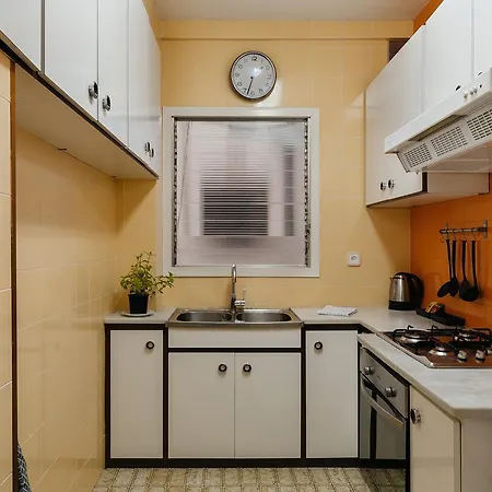 Guillermo Tell Apartment